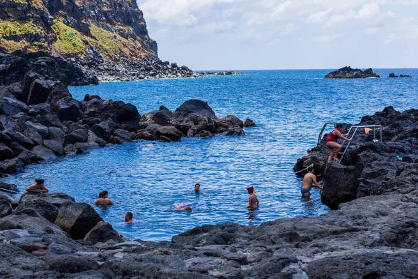 Ponta Ferraria Açores Portugal Pessoas Banhar Piscina Termal Vulcânica Natural — Fotografia de Stock