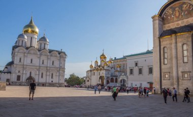 Moskova Kremlin 'in Varsayım Katedrali' ni ziyaret eden insanlar. Rusya