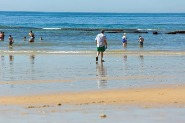 Albufeira Portugal Mensen Aan Het Beroemde Strand Van Olhos Agua — Stockfoto