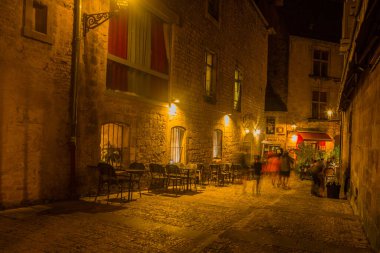Sarlat-la-Caneda, Fransa: Sarlat la Caneda 'da gece güzel bir ortaçağ kasabası ve Dordogne Perigord' a yapılan ziyaretin önemli noktalarından biri
