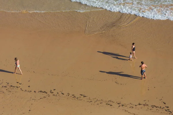 Albufeira ポルトガル アルブフェイラのオルホス アグアの有名なビーチの人々 このビーチはアルガルヴェの有名な観光地の一部です — ストック写真