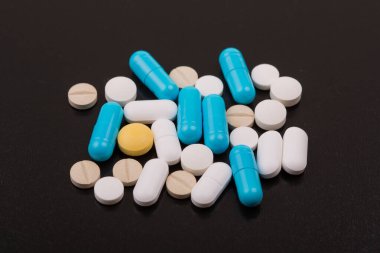 farklı tabletler haplar kapsül yığınları karışık terapi ilaçları