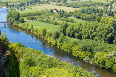 Domme, Aquitane, Fransa 'dan Dordogne Vadisi' nin üzerinden
