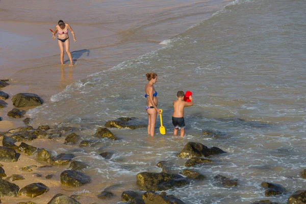 Albufeira Portugal Mensen Aan Het Beroemde Strand Van Olhos Agua — Stockfoto