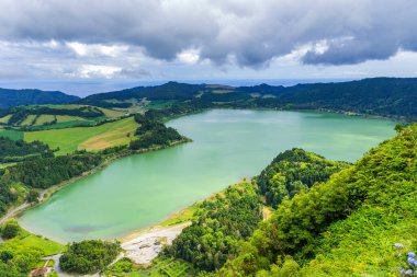 Sao Miguel Adası, Azores, Portekiz 'deki Furnas Gölü (Lagoa das Furnas) manzarası Pico do Ferro manzaralı. Volkanik bir kraterde gölün sakin manzarası.