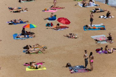 Lagos, Algarve Bölgesi, Portekiz 'deki ünlü Praia Dona Ana plajındaki insanlar