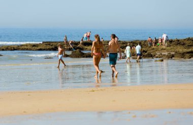 Albufeira 'daki ünlü Olhos de Agua plajındaki insanlar. Bu plaj Algarve 'nin ünlü turistik bölgesinin bir parçasıdır..
