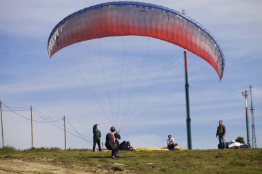 Portekiz 'in kuzeyinde, Caldelas, Portekiz' de Aboua Kupası 'na paragliding.