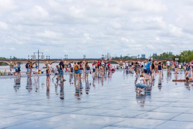 İnsanlarla dolu ünlü Bordeaux su aynası.