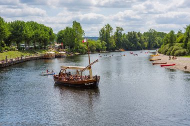 La Roque-Gageac, Dordogne, Fransa La Roque-Gageac 'taki Dordogne nehrinde kano gezisi. Fransa