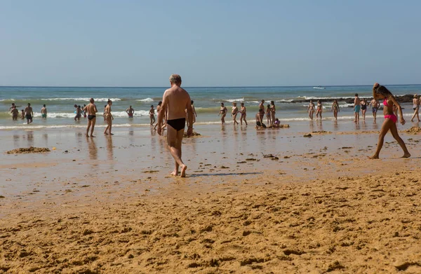 Albufeira Portugalsko Lidé Slavné Pláži Olhos Agua Albufeiře Tato Pláž — Stock fotografie