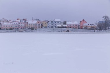 Minsk, Belarus, NemigaTrinity Banliyösü. Şehir manzarası. Şehir merkezinde Svislach nehri kıyısında.