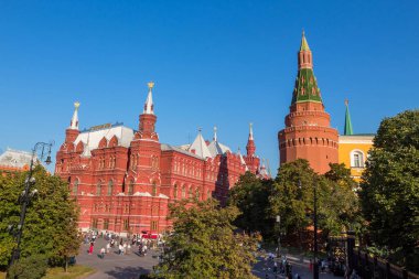 İnsanlar Rusya 'nın Moskova şehrinde bir yaz günü Kızıl Meydan' ı ziyaret ediyorlar. Kızıl Meydan ve Kremlin Moskova 'nın bir numaralı turistik merkezi..