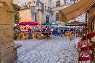 Sarlat-la-Caneda, Fransa: Pazar günü. Fransa 'nın Dordogne kentindeki eski ortaçağ şehri Sarlat-la-Caneda' daki ünlü pazara bakan insanlar.