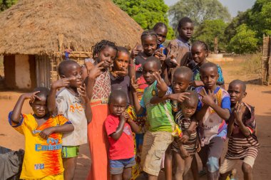 Bissau, Gine-Bissau: Gine-Bissau kırsalında kameraya bakan Afrikalı çocuklar grubu