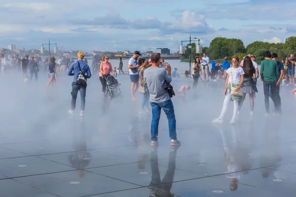 Bordeaux France Відоме Водяне Дзеркало Бордо Повне Людей Бавляться Воді — стокове фото