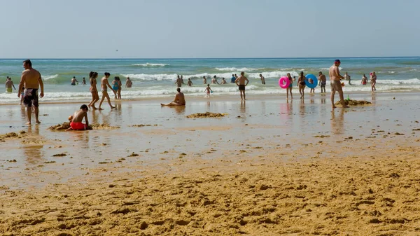 Albufeira Portugal Menschen Berühmten Strand Von Olhos Agua Albufeira Dieser — Stockfoto