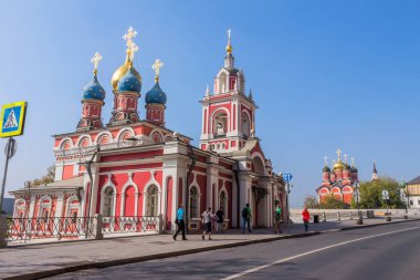 Rusya 'nın başkenti Moskova' nın merkezindeki Varvarka caddesindeki Pskov Dağı 'nda Aziz George Kilisesi (Kutsal Bakirenin Korunması) yakınındaki insanlar