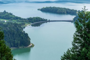 Portekiz 'in Azores adasındaki Sao Miguel adasında volkanik bir krater gölü olan Sete Cidades Gölü manzarası.