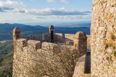 Taş duvarlı gözetleme kulesi ve paslı demir top, Marvao Kalesi 'nin kırsal arazisi.