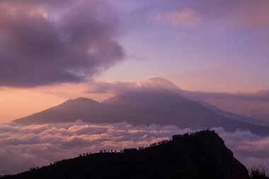 Batur Dağı 'nın tepesinden (Kintamani volkanı), Bali, Endonezya' dan gelen bulutların ve sisin manzarası.