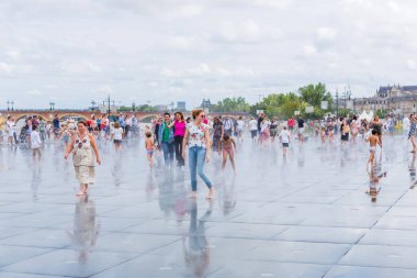 İnsanlarla dolu ünlü Bordeaux su aynası.