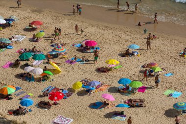 Albufeira 'daki ünlü Olhos de Agua plajındaki insanlar. Bu plaj Algarve 'nin ünlü turistik bölgesinin bir parçasıdır..