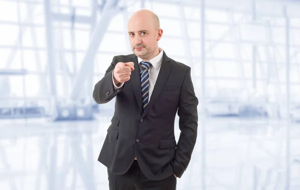 Verrückter Geschäftsmann Zeigt Auf Das Büro — Stockfoto