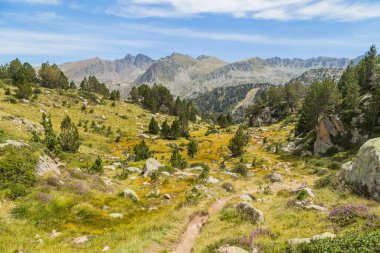 Estany Primer Gölü yakınlarındaki Andorra Pirenes Dağları