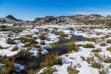 Serra do Xures dağlarının karlı kış manzarası doğal park, Galiçya, İspanya