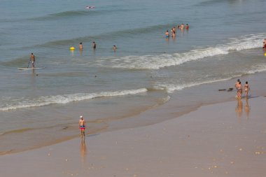 Albufeira 'daki ünlü Olhos de Agua plajındaki insanlar. Bu plaj Algarve 'nin ünlü turistik bölgesinin bir parçasıdır..