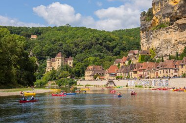 La Roque-Gageac, Dordogne, Fransa La Roque-Gageac 'taki Dordogne nehrinde kano gezisi. Fransa