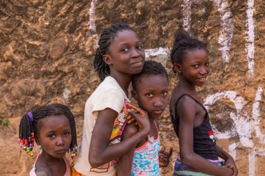 Bissau, Gine-Bissau: Gine-Bissau kırsalında kameraya bakan Afrikalı çocuklar grubu
