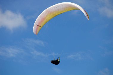 Portekiz 'in kuzeyinde, Caldelas, Portekiz' de Aboua Kupası 'na paragliding.