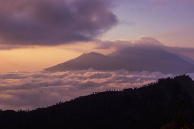 Batur Dağı 'nın tepesinden (Kintamani volkanı), Bali, Endonezya' dan gelen bulutların ve sisin manzarası.