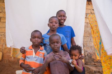 Bissau, Gine-Bissau: Gine-Bissau kırsalında kameraya bakan Afrikalı çocuklar grubu