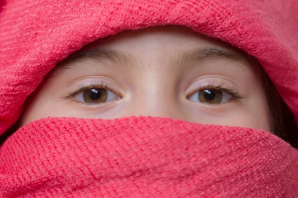 Jong Meisje Met Een Sluier Bedekken Haar Close Studio Foto — Stockfoto