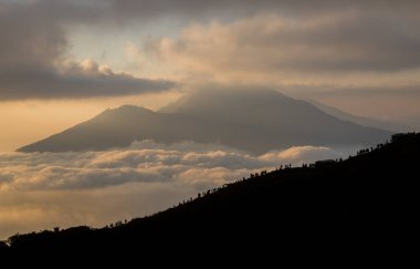 Batur Dağı 'nın tepesinden (Kintamani volkanı), Bali, Endonezya' dan gelen bulutların ve sisin manzarası.