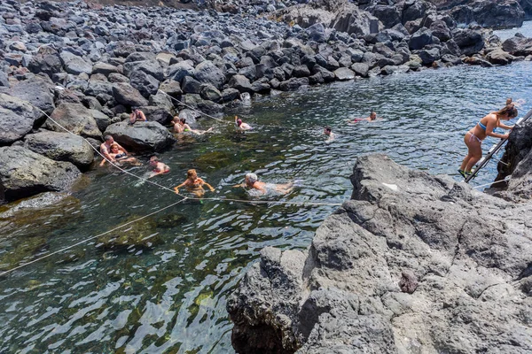Ponta Ferraria Azores Portugal Personas Bañándose Una Piscina Termal Volcánica — Foto de Stock