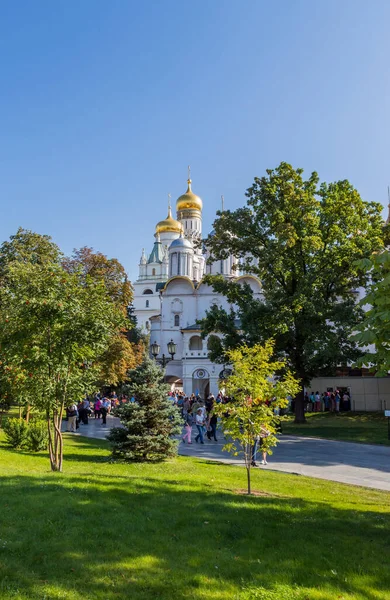 Moscú Rusia Personas Que Visitan Iglesia Los Doce Apóstoles Kremlin —  Fotos de Stock