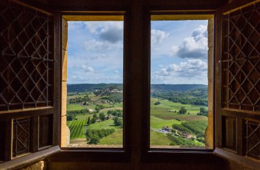 Dordogne Vadisi, Perigord Noir bölgesi, Aquitaine, Fransa 'daki Ortaçağ Kalesi Castelnaud Şatosu (Chateau de Castelnaud) hakkında iç görüş