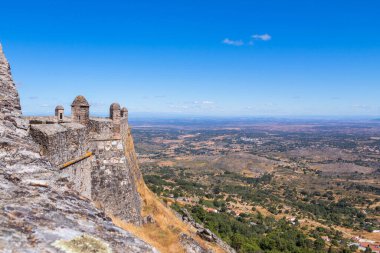 Portekiz 'deki Alentejo adlı güzel yeşil manzaralı dağın tepesindeki Marvao kalesi.