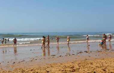 Albufeira 'daki ünlü Olhos de Agua plajındaki insanlar. Bu plaj Algarve 'nin ünlü turistik bölgesinin bir parçasıdır..