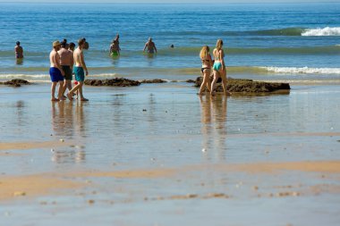 Albufeira 'daki ünlü Olhos de Agua plajındaki insanlar. Bu plaj Algarve 'nin ünlü turistik bölgesinin bir parçasıdır..