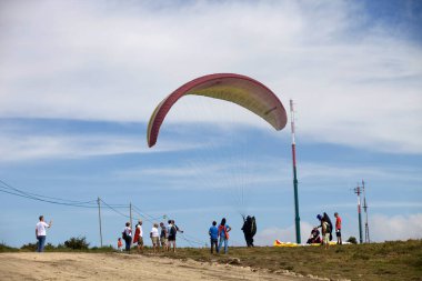 Portekiz 'in kuzeyindeki Caldelas, Portekiz' de Aboua Aboua Festivali 'ne paragliding.