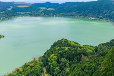 Sao Miguel Adası, Azores, Portekiz 'deki Furnas Gölü (Lagoa das Furnas) manzarası Pico do Ferro manzaralı.