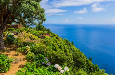 Sao Miguel Adası, Azores, Portekiz: Ponta do Sossego 'nun bakış açısındaki insanlar. Portekiz 'in önemli bir tatil beldesinin ilgi odağı..