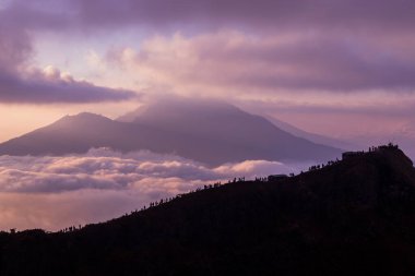 Batur Dağı 'nın tepesinden (Kintamani volkanı), Bali, Endonezya' dan gelen bulutların ve sisin manzarası.