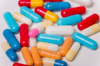 farklı tabletler haplar kapsül yığınları karışık terapi ilaçları