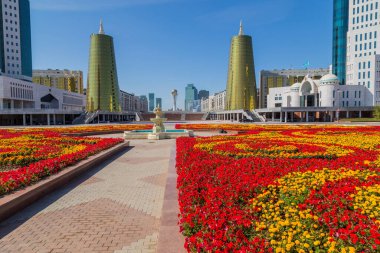 Nur-Sultan, Kazakistan - Nur-Sultan 'da altın küresiyle şehir ve Baiterek Kulesi manzarası (Astana) 